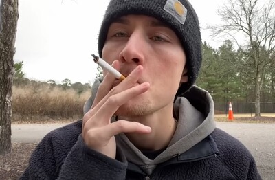 Лечение зависимости от табакокурения в Кашине Мужчина с сигаретой делает затяжку