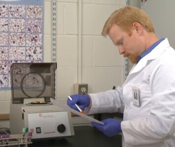 Клиника лечения наркозависимости в Кашине Врач в кабинете клиники