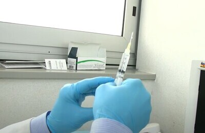 Проведение кодирования Вивитролом в Кашине Шприц с Вивитролом в руках у врача